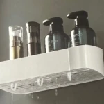 Repisa lineal blanca para baño con dispensadores de jabón y champú, escurre agua.