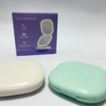 Espejo LED portátil blanco y verde menta, con caja púrpura de descripción "LED Mirror".