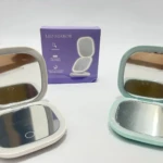 Espejo LED cuadrado recargable con luz natural, uno gris y otro verde.