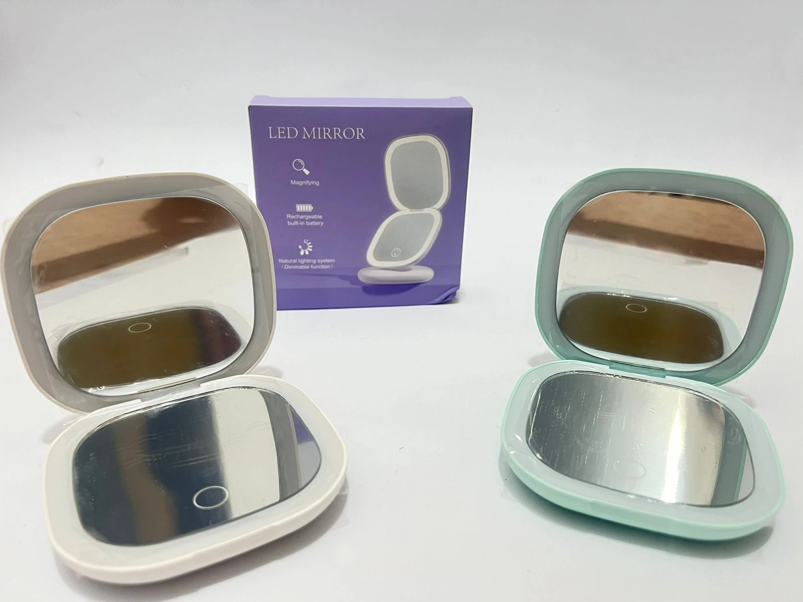 Espejo LED cuadrado recargable con luz natural, uno gris y otro verde.