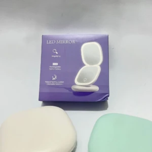 Espejo LED cuadrado, compacto, recargable, color crema y menta, ideal para maquillaje.