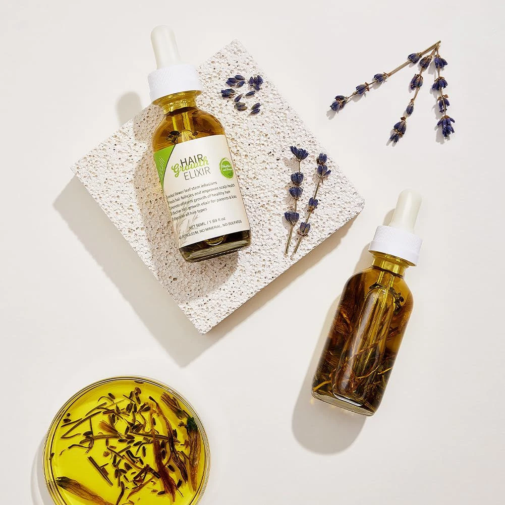 Dos botellas de elixir capilar en frasco ámbar, con gotas de lavanda sobre base texturizada.