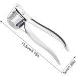 Triturador de ajos plateado de metal con medidas 15.5cm y 5cm.