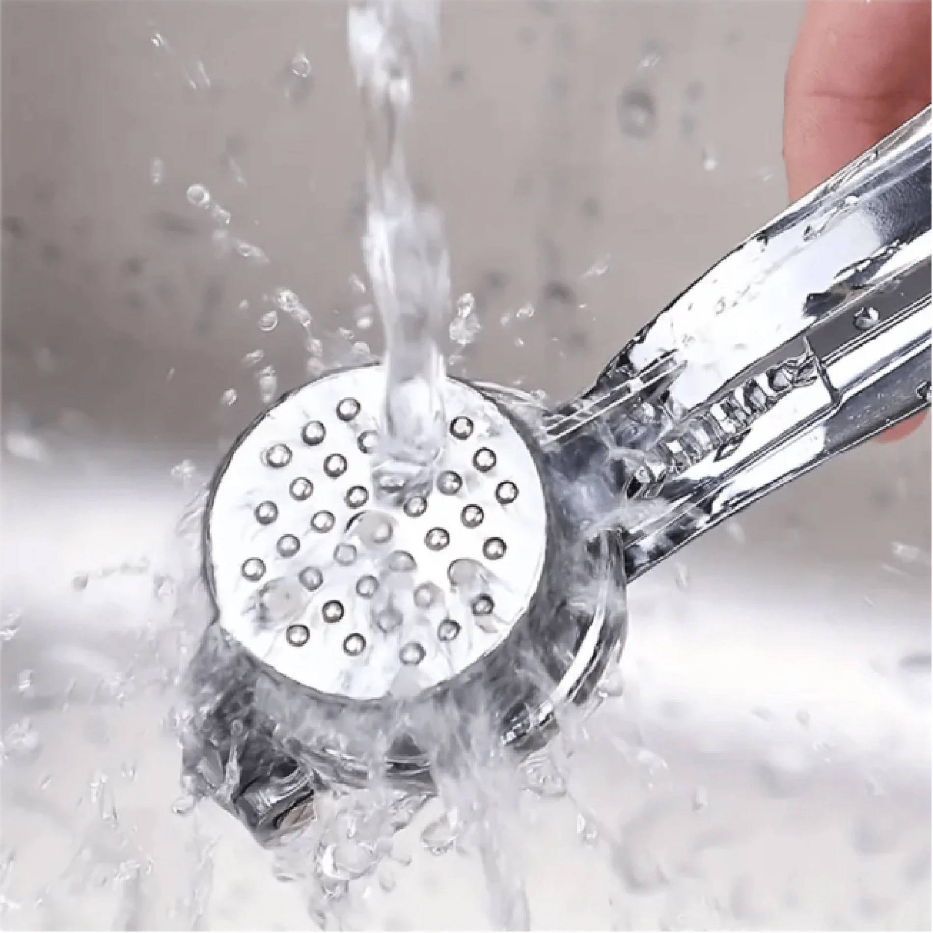 Triturador de ajos metálico bajo chorro de agua, ideal para cocinas modernas.