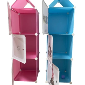 Armario organizador rosa y azul de 3 niveles con puertas frontales y figuras decorativas.