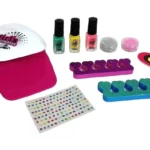 Set de manicura infantil que incluye secador de uñas fucsia y blanco, tres esmaltes, purpurina, dos separadores de dedos, adhesivos decorativos y lima.