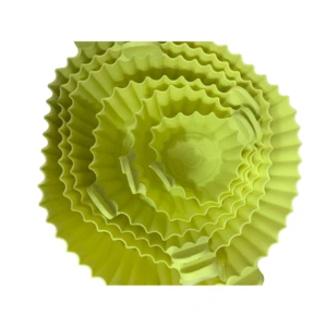 Set 6 moldes silicona amarillos para freidora de aire con diseño ondulado.