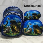 Trío de morral, lonchera y cartuchera azul oscuro con diseño 3D de Tiranosaurios y otros dinosaurios en paisaje verde y cielo azul.