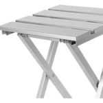 Silla metálica plegable plateada con estructura en X y superficie de listones, ideal para exteriores.