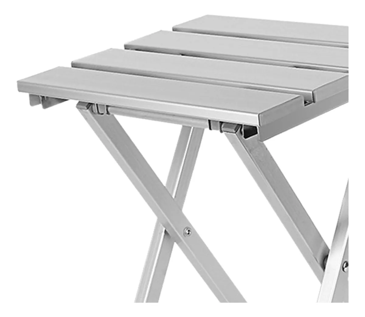 Silla metálica plegable plateada con estructura en X y superficie de listones, ideal para exteriores.