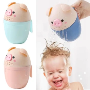 Regadera de bebé en forma de marranito, azul, para bañar con agua a un niño riendo.