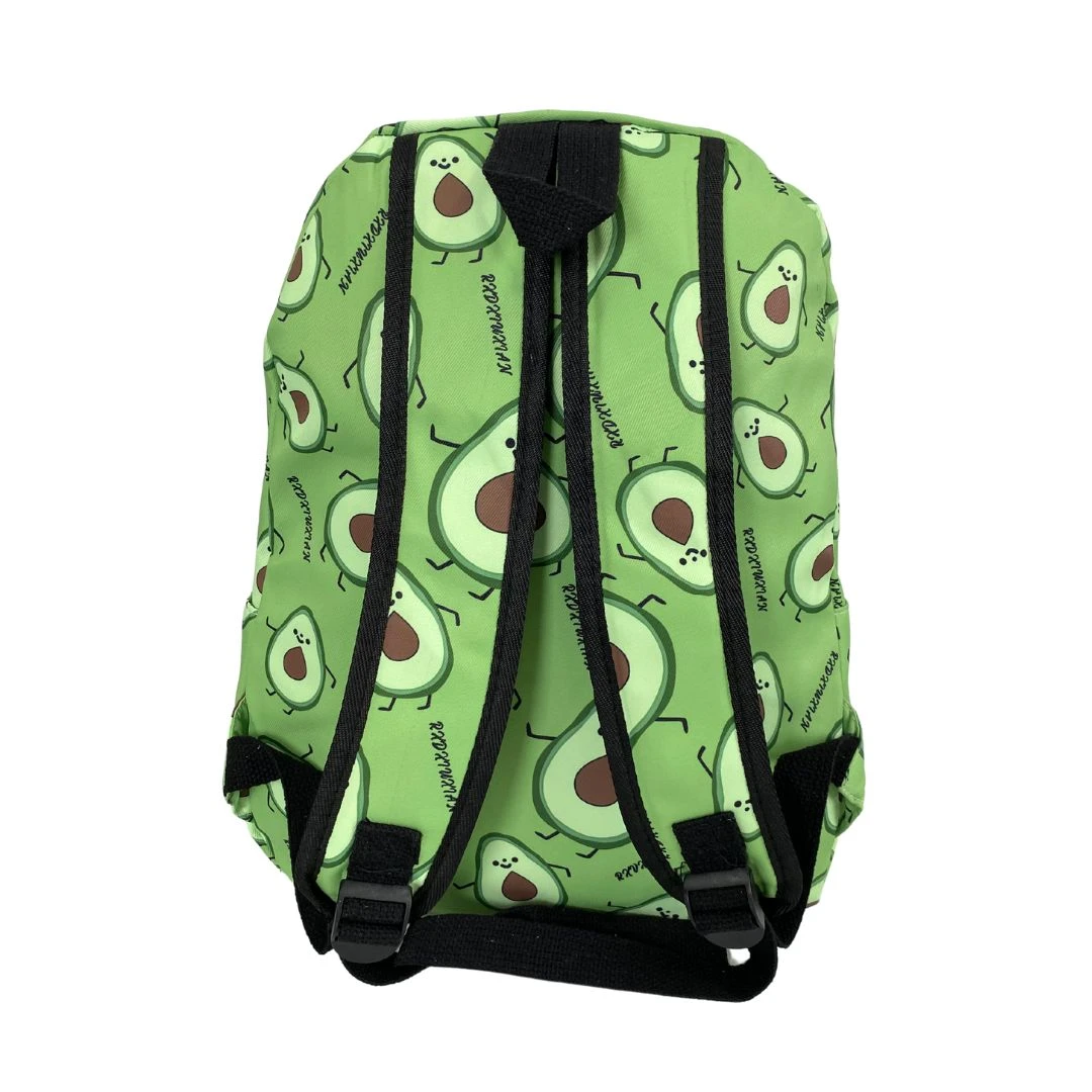 Espalda de morral verde claro con patrón repetido de aguacates felices y texto cursivo, con correas negras ajustables.
