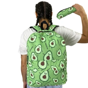 Morral verde con estampado de aguacates sonrientes y cartuchera a juego, vistos por la espalda.