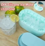 Molde de silicona azul con 120 cubos de hielo y vaso con hielo y limón.