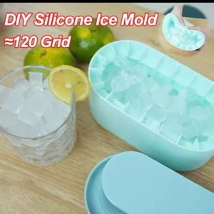 Molde de silicona azul con 120 cubos de hielo y vaso con hielo y limón.