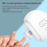 Cortaúñas eléctrico blanco para bebés, con borde redondeado para proteger la piel, en uso sobre un dedo.