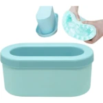 Molde para hielo ovalado azul de silicona flexible con compartimentos para cubos pequeños.