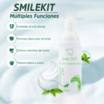 Espuma dental blanqueadora SMILEKIT de menta, textura suave, combate mal aliento y manchas, ideal para uso diario.