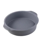 Molde redondo de silicona gris para freidora de aire con base ondulada y asas laterales.