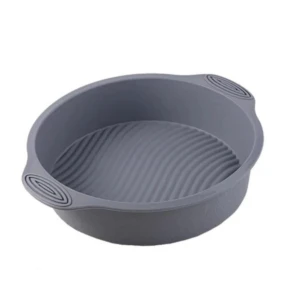 Molde redondo de silicona gris para freidora de aire con base ondulada y asas laterales.
