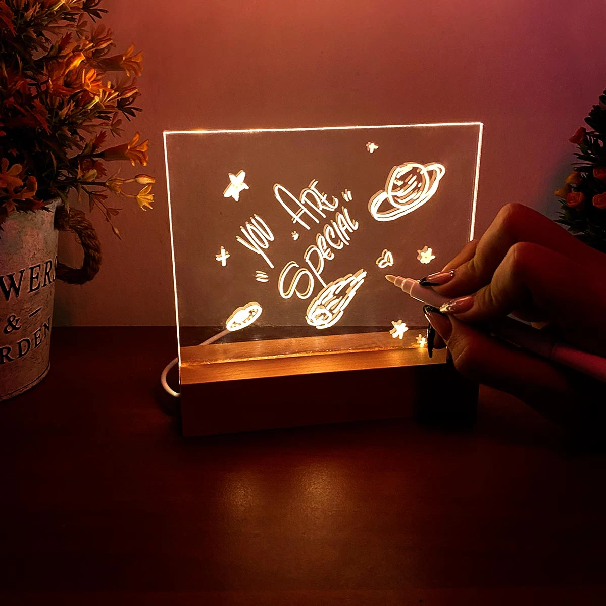 Lámpara LED 3D acrílica con mensajes luminosos y diseño espacial. Ideal para notas personalizadas.