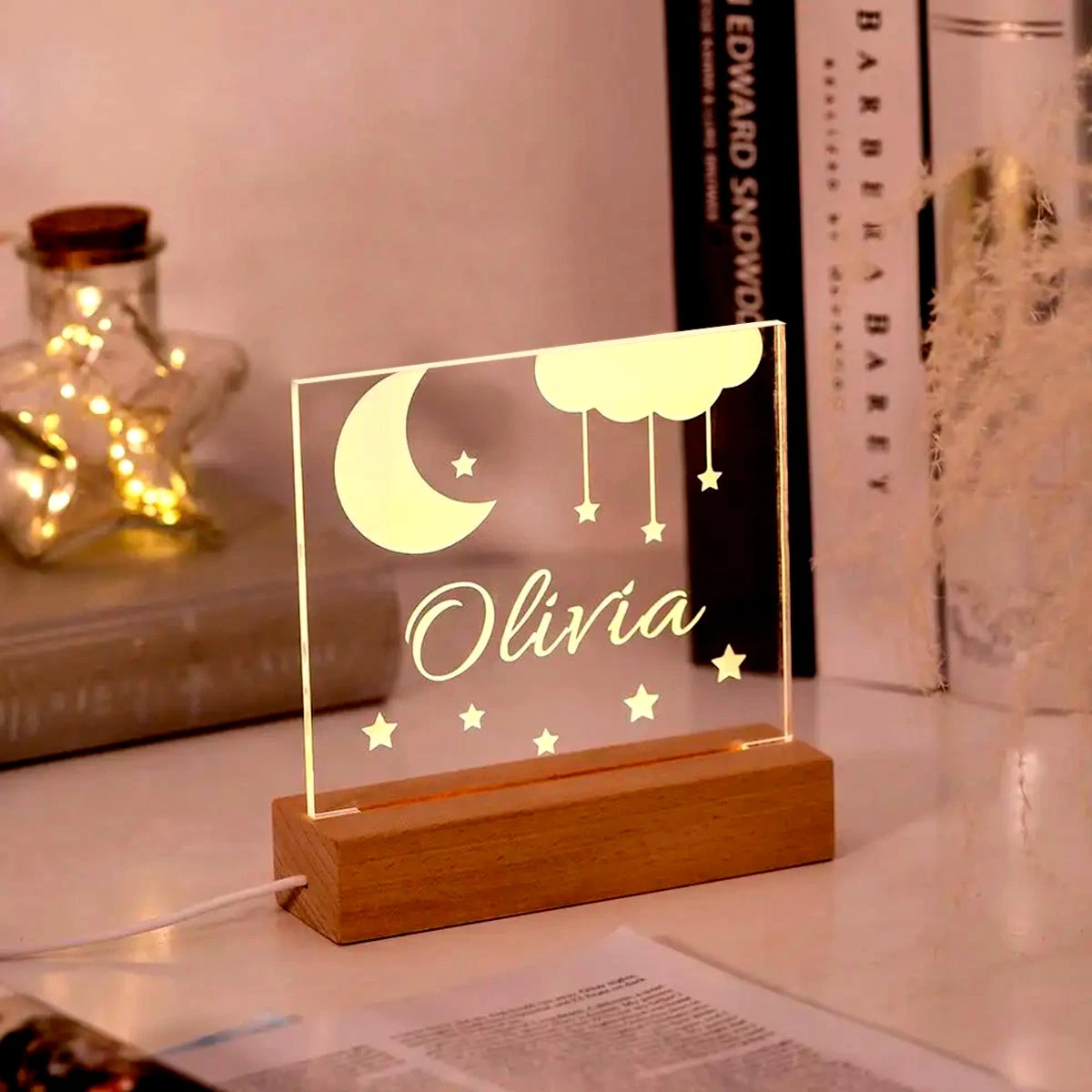 Lámpara LED 3D de acrílico con diseño de luna y nubes, personalizada con el nombre "Olivia" en base de madera.