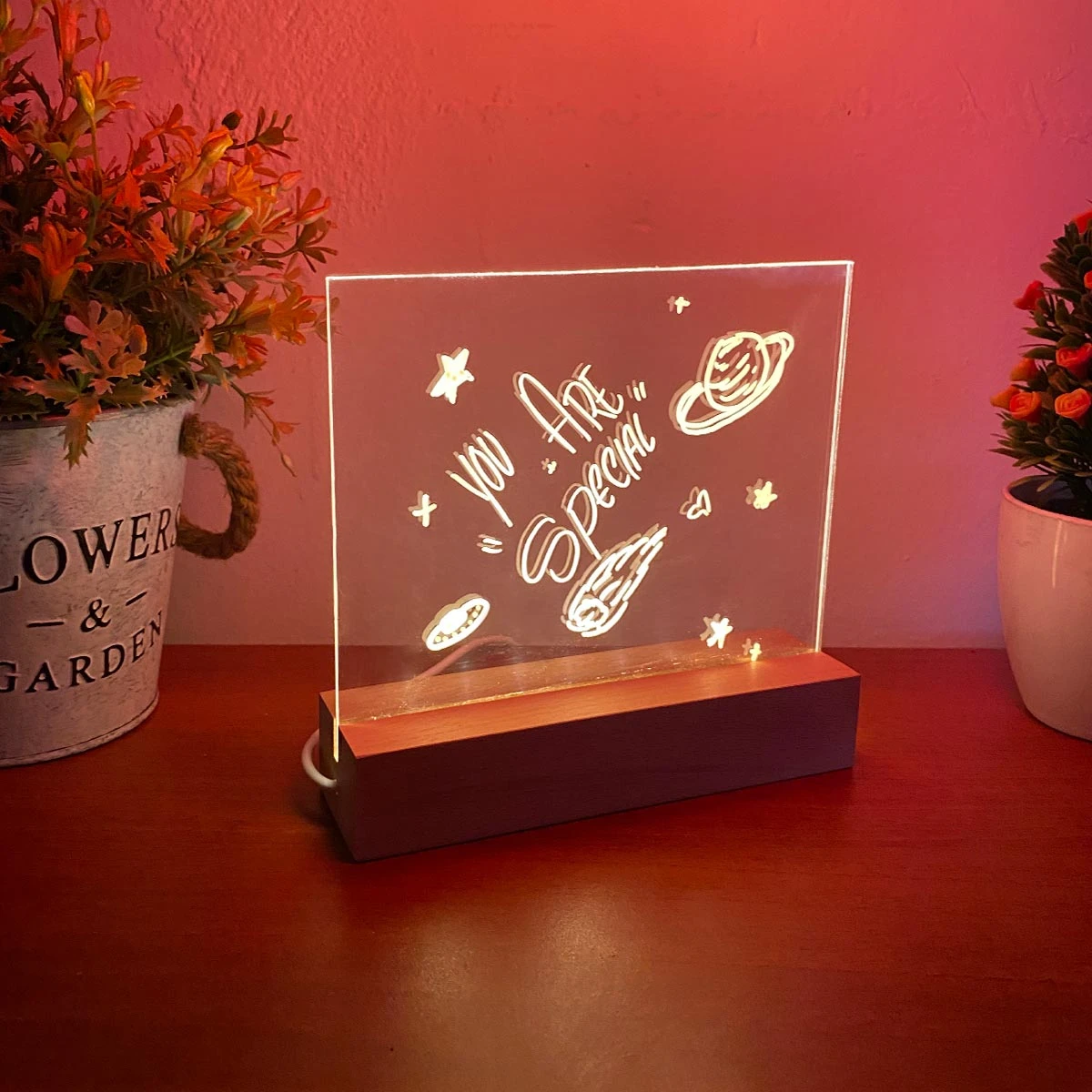 Lámpara LED 3D acrílica transparente con diseño de planetas y texto "You Are Special", base de madera, ideal para notas luminosas.