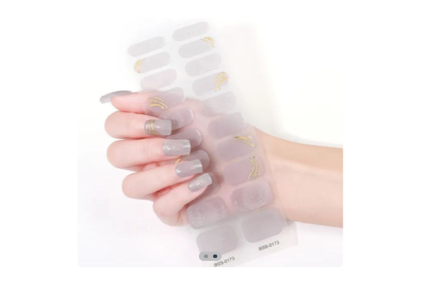 Stickers de uñas gris con diseño dorado, manicura profesional para dedos de mano.