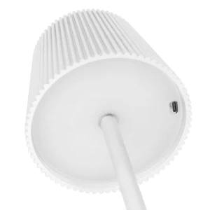 Lámpara LED minimalista blanca con puerto USB visible, vista desde abajo.