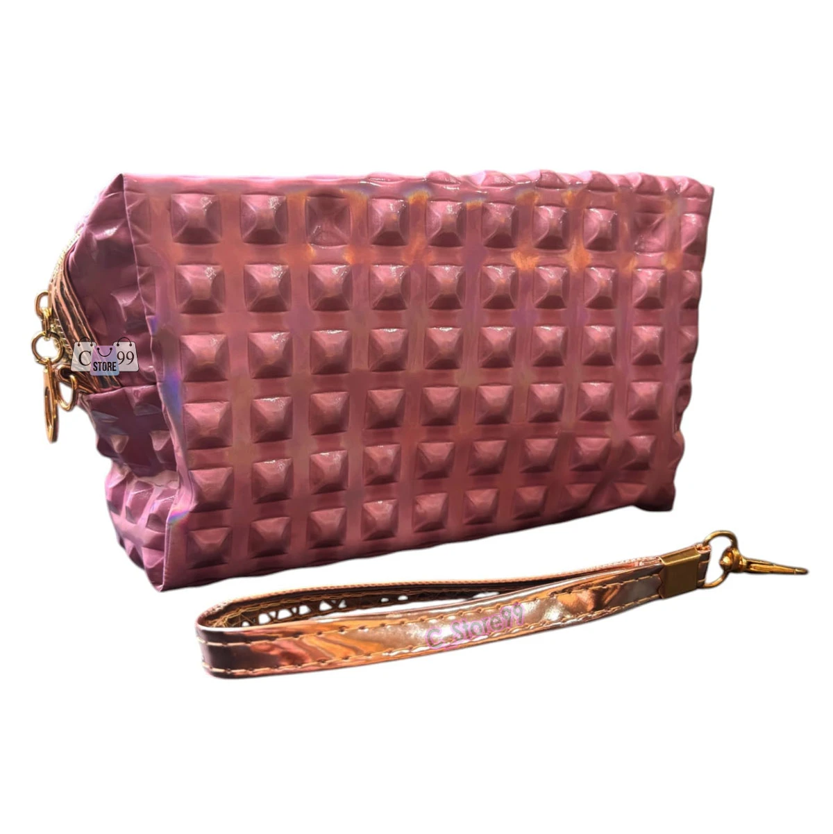 Cartuchera/cosmetiquera rosa metalizada con tachas piramidales y correa de mano dorada.