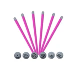 Set de 6 pinceles para uñas con mangos fucsia y puntas de silicona gris, acompañados de 6 moldes intercambiables con relieves para diseños artísticos.