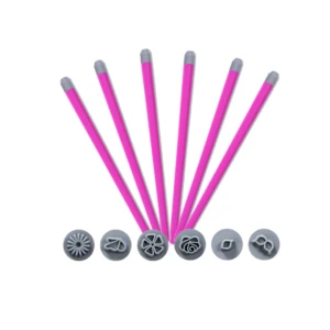 Set de 6 pinceles para uñas con mangos fucsia y puntas de silicona gris, acompañados de 6 moldes intercambiables con relieves para diseños artísticos.