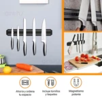 Base magnética negra de 33 cm para cuchillos, con cinco unidades exhibidas, mostrando ahorro de espacio y tornillos incluidos.