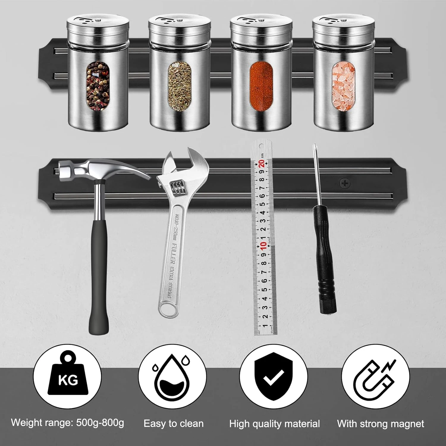 Barras magnéticas negras con cuatro recipientes metálicos para especias y herramientas como martillo, llave, regla de 20 cm y destornillador. Rango de peso 500-800g.