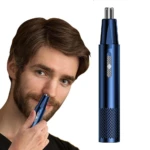 Depilador de nariz y oídos recargable azul metálico en uso por hombre.