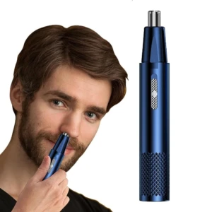 Depilador de nariz y oídos recargable azul metálico en uso por hombre.