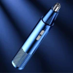 Depilador de nariz y oídos azul metálico recargable con punta plateada y detalle texturizado.