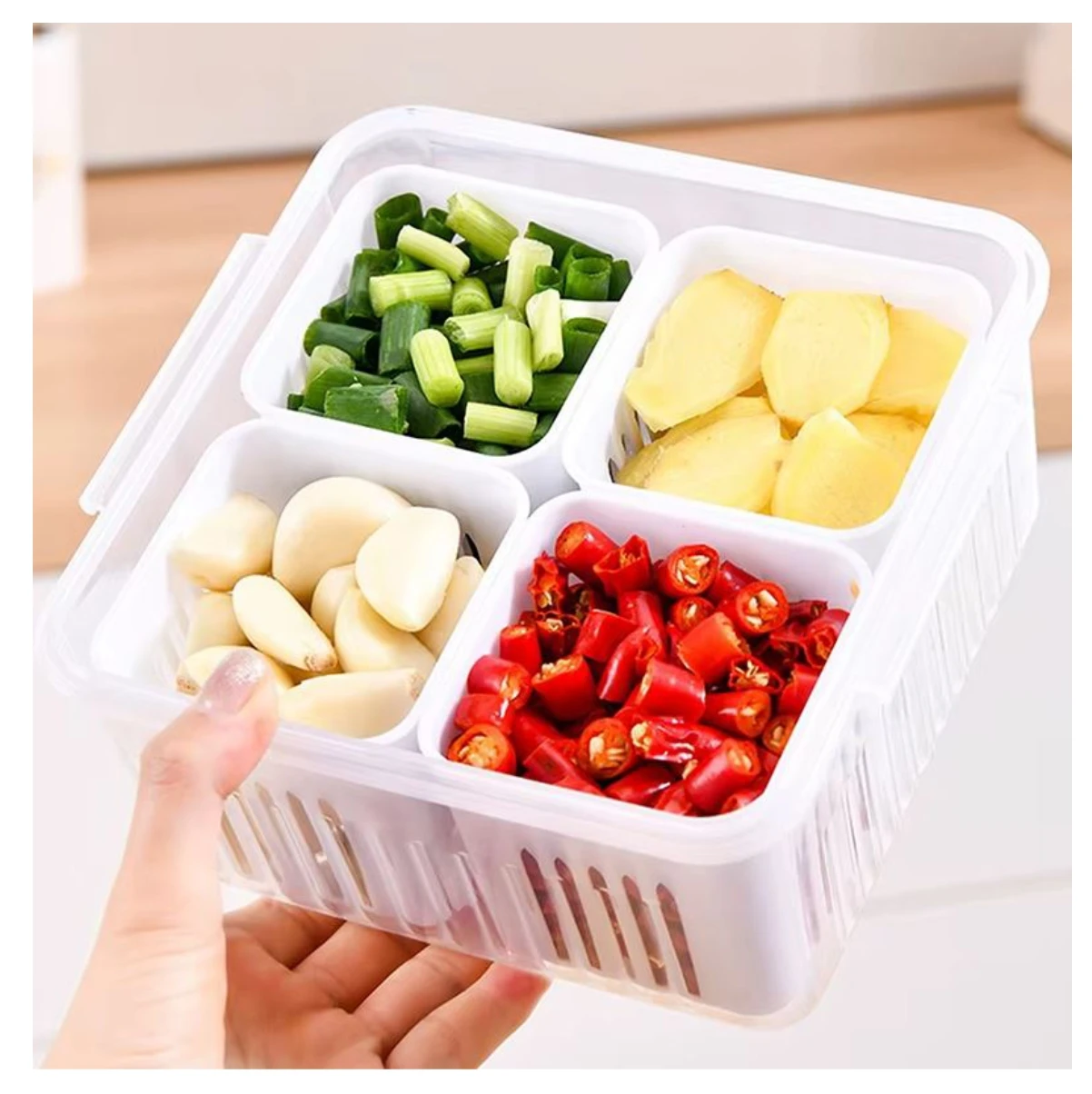Organizador transparente de cocina con cuatro compartimentos internos extraíbles, conteniendo cebollín, jengibre, ajo y ají picado troceado.