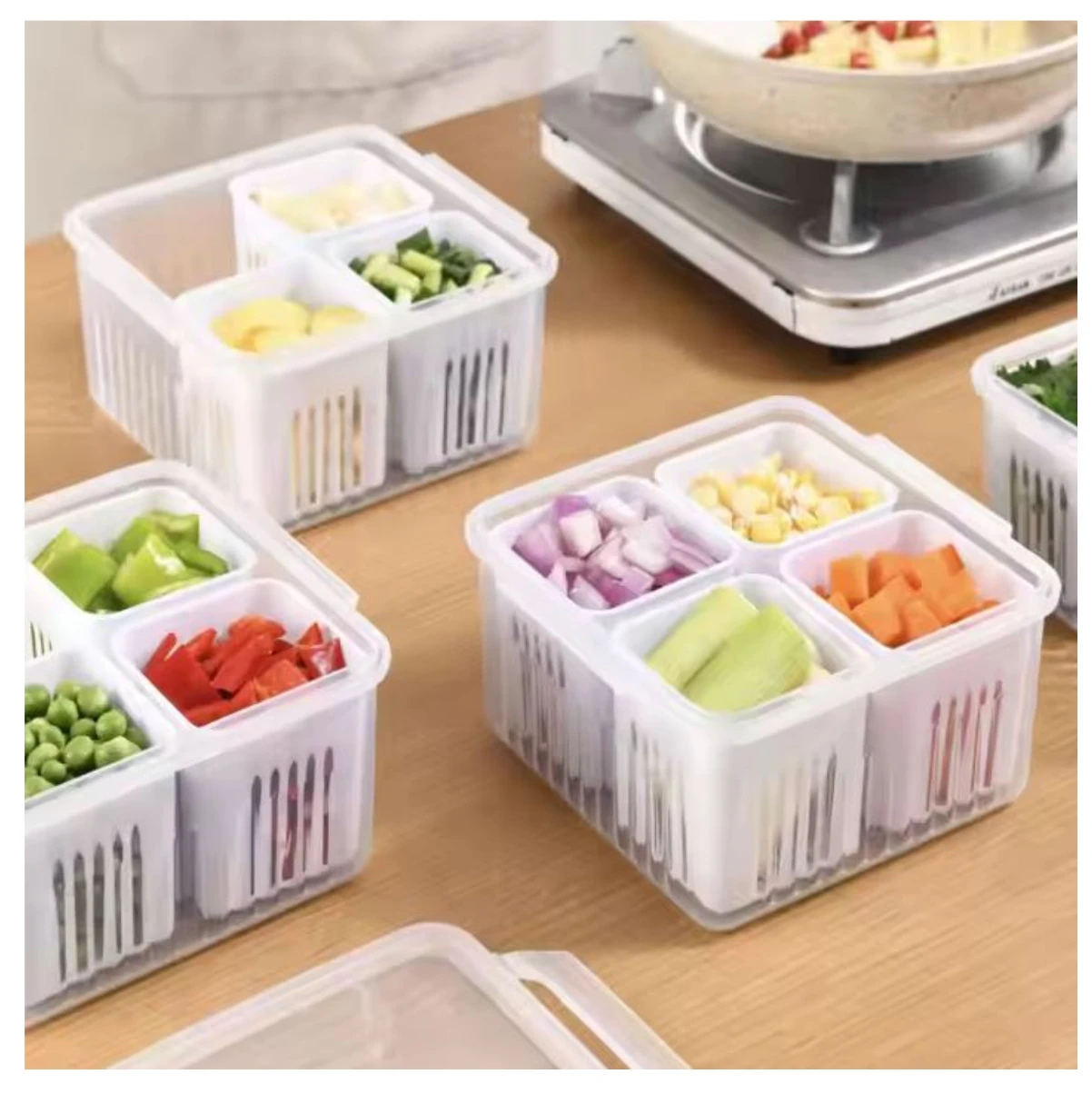 Organizadores de alimentos transparentes con compartimentos internos extraíbles y ranuras de drenaje, ideales para organizar vegetales picados en cocina.