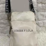 Porta celular Bimba y Lola blanco/crema, nylon, con correa negra estampada y logo metálico.