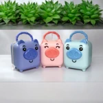 Tres alcancías de cerdito en colores azul, rosa y celeste, con asas y detalles sonrientes.