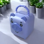 Alcancía de cerdo morada con asa, ranura para monedas y detalles faciales, ideal para ahorrar.