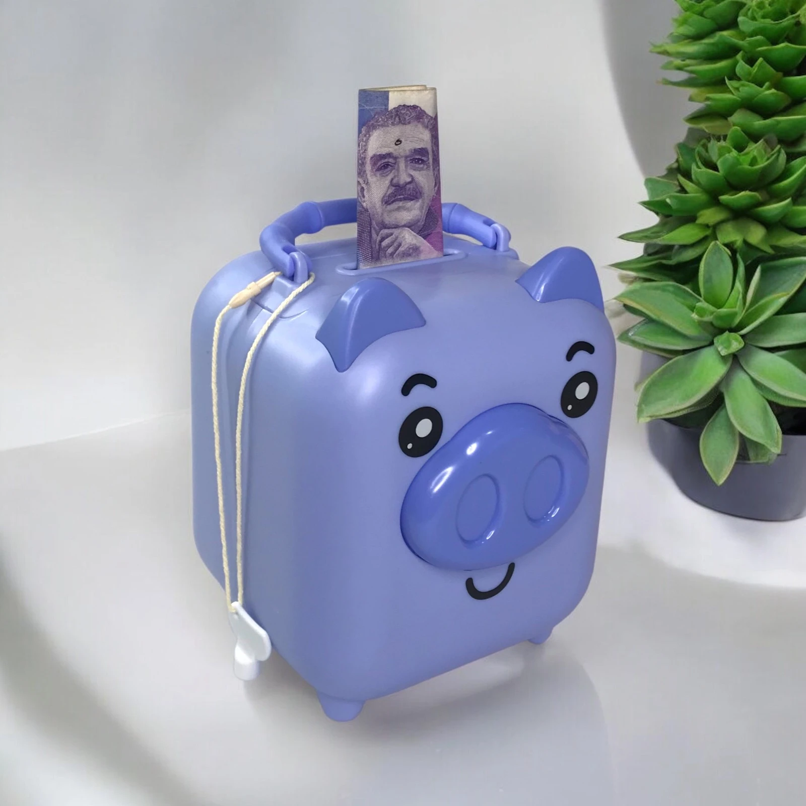 Alcancia morada con forma de cerdito y billete insertado, junto a planta.