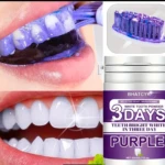 Polvo blanqueador dental morado "3 Days" en acción, limpiando dientes y cepillo, con bote del producto.