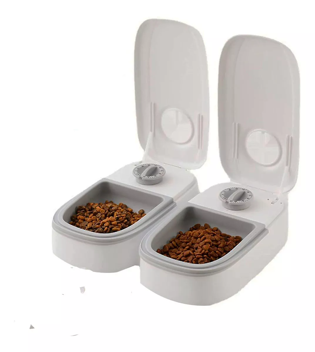 Dos dispensadores automáticos de comida para mascotas de plástico blanco con tapas abiertas y recipientes llenos de croquetas.