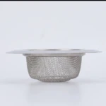 Rejilla de malla fina de acero inoxidable para lavaplatos con borde blanco de plástico.