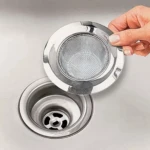 Rejilla de acero inoxidable con malla fina para colador de lavaplatos, mostrando su fácil colocación.