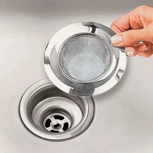 Rejilla de acero inoxidable con malla fina para colador de lavaplatos, mostrando su fácil colocación.