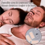 Pareja durmiendo, hombre usa clip nasal para ronquidos. Pack con clips y parches.