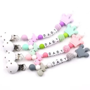 Cadenas para chupo de bebé, silicona y tejido, con letras "BABY" y dijes de corona y animalitos.